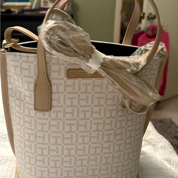 Tommy Hilfiger Beige and Tan Geometric Tote - Picture 2 of 6